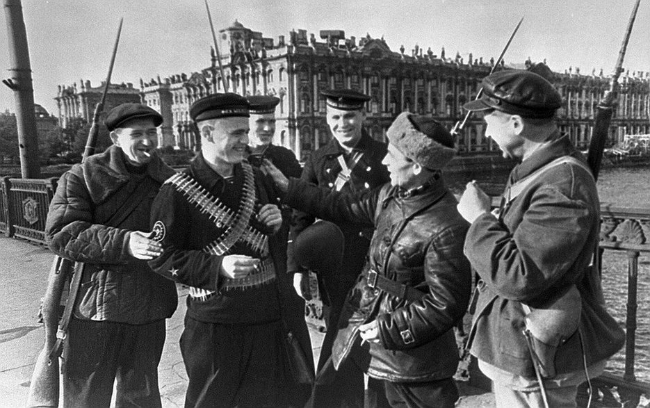 Marynarze i robotnicy biorący udział w obronie Leningradu (fot. RIA Novosti archive, image #308 - Boris Kudoyarov, opublikowano na licencji Creative Commons Attribution-Share Alike 3.0 Unported)