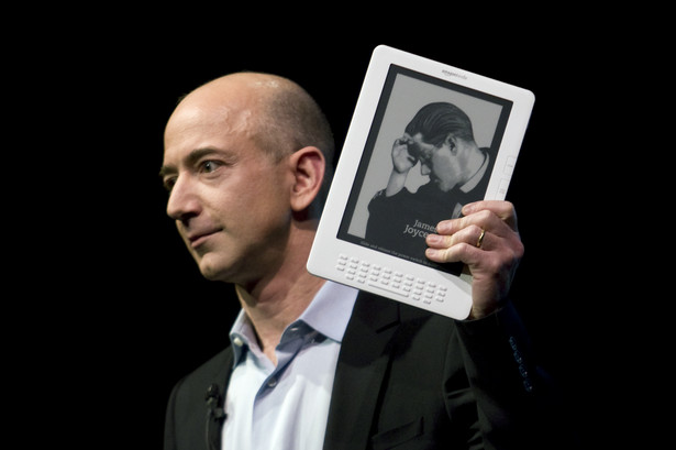 Jeff Bezos, prezes i dyrektor generalny Amazon.com Inc. trzymający elektroniczny czytnik Kindle DX, Nowy Jork, USA