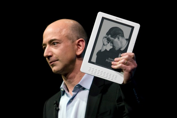 Jeff Bezos, prezes i dyrektor generalny Amazon.com Inc. trzymający elektroniczny czytnik Kindle DX, Nowy Jork, USA