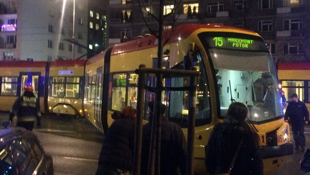 Przez blisko trzy godziny trwały utrudnienia po zderzeniu dwóch tramwajów z samochodem w centrum Warszawy. Kierowca auta trafił do szpitala. Jeden z tramwajów wypadł z torów i całkowicie zablokował ul. Marszałkowską. To spowodowało ogromne korki. Kilka linii autobusowych kursowało objazdami.