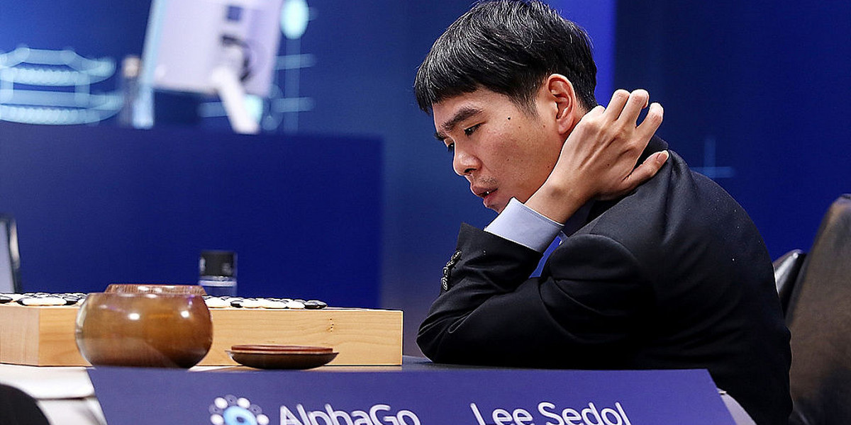 Pojedynek AlphaGo i Lee Sedola w marcu 2016 roku. Mistrz gry Go zastanawia się nad kolejnym ruchem 