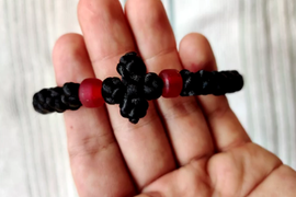 NA KOJOJ RUCI SE NOSI BROJANICA? Mnogi veruju da je ispravno odabrati samo levu ruku, a evo šta kaže sveštenik