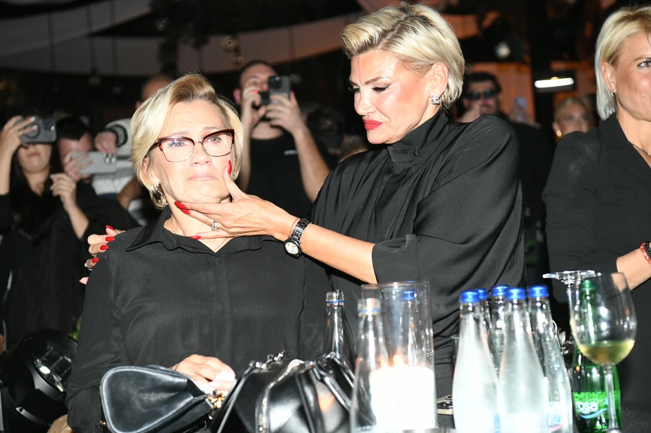 Dragana Bekvalac teši uplakanu majku 