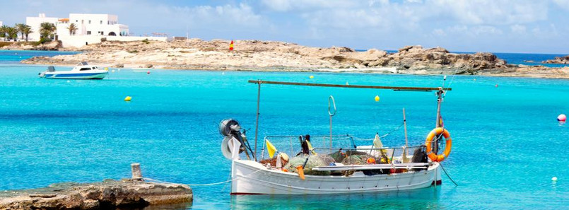 Formentera – jest jedną z wysp należących do Balearów. Jej większe siostry: Majorka, Minorka i Ibiza są dobrze znane polskim turystom. W 2013 roku przyjdzie kolej na poznanie Formentery, która jest określana ostatnim śródziemnomorskim rajem. Formentera zachwyca turystów krystaliczną wodą oraz pięknymi plażami. Bogata fauna i flora przybrzeżnych wód jest unikatem na skalę europejską, w 1999 r. została wpisana na Listę Światowego Dziedzictwa UNESCO. W katalogu biura podróży Itaka na sezon Lato 2013 klienci mogą wybrać zakwaterowanie w jednym z trzech hoteli położonych na Formenterze. Ceny tygodniowych wakacji z dwoma posiłkami zaczynają się od 2355 złotych.