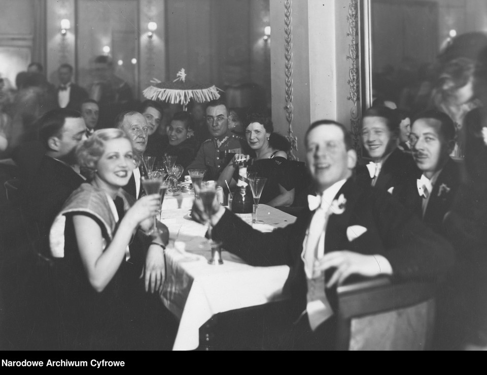 Grupa uczestników balu przy stoliku. Widoczny m.in. aktor Eugeniusz Bodo (siedzi przy stole 4. z lewej) w 1933 r.