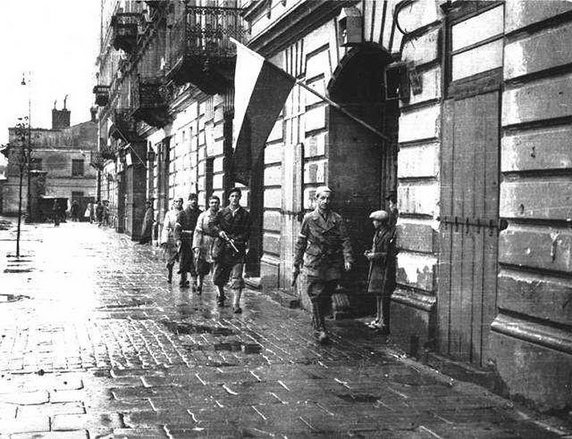 Patrol por. Stanisława Jankowskiego "Agatona" z batalionu "Pięść" na pl. Kazimierza Wielkiego. 1 sierpnia 1944 r., godzina "W" (domena publiczna).