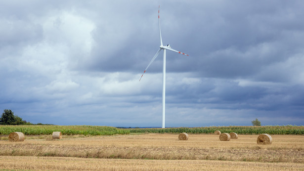 Turbina wiatrowa w otoczeniu pól w województwie mazowieckim