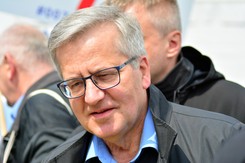 Co Komorowski zrobiłby z migrantami? 'Napoił i nakarmił i niech idą dalej. Może do Niemiec'