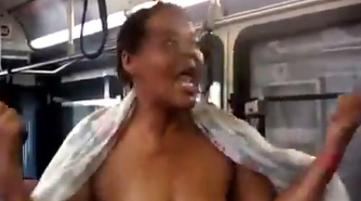 Bedrogozott, meztelen nő randalírozott egy buszon / Fotó: Youtube