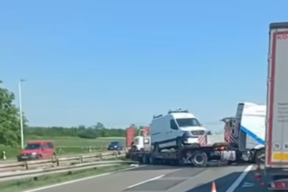 (FOTO, VIDO) SVE STOJI NA AUTO-PUTU KA BEOGRADU! Šleper se preprečio kod Požarevca, kolona duga 5 kilometara