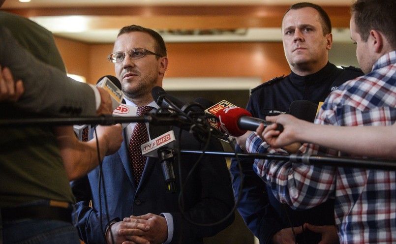 Rzecznik warszawskiej prokuratury okręgowej prok. Michał Dziekański (L) i rzecznik Komendy Stołecznej Policji asp. szt. Mariusz Mrozek (P), podczas konferencji prasowej