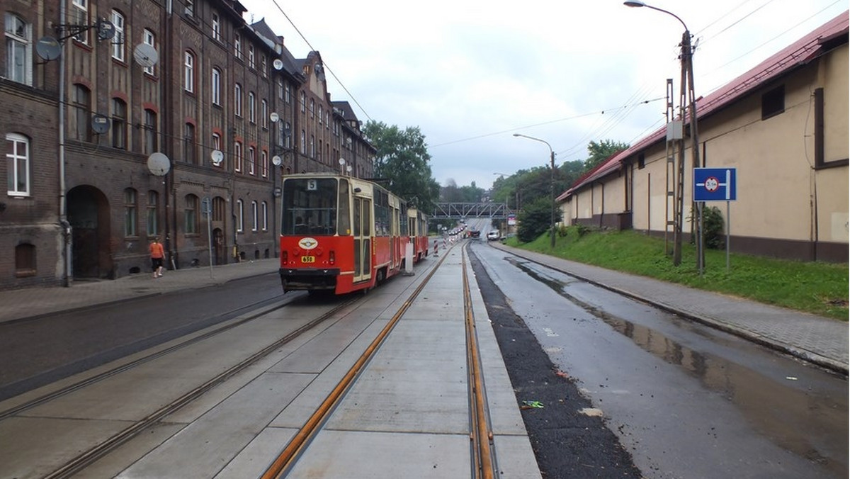 Drugie zadanie realizowanego przez Tramwaje Śląskie S.A. projektu "Modernizacja infrastruktury tramwajowej i trolejbusowej w Aglomeracji Górnośląskiej wraz z infrastrukturą towarzyszącą" zostało zakończone. W Zabrzu na ul. Bytomskiej od poniedziałku tramwaje będę jeździć po dwóch nowych torach. Zanim to nastąpi, w weekend ruch tramwajowy będzie zawieszony.