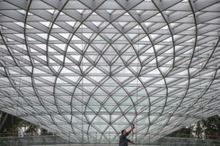 Najpiękniejsze lotnisko świata. 40 metrowy wodospad, prawdziwa dżunga...