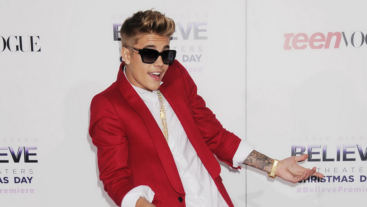 Prywatny odrzutowiec Justina Biebera został przeszukany z powodu przypuszczeń, że młody gwiazdor przewozi ze sobą marihuanę.