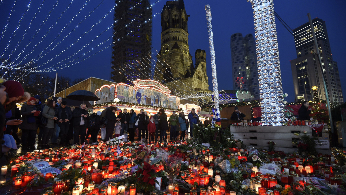 Anis Amri, który przeprowadził w poniedziałek zamach na świąteczny jarmark w Berlinie, złożył wcześniej przysięgę na wierność samozwańczemu kalifowi, przywódcy Państwa Islamskiego Abu Bakrowi al-Bagdadiemu - podała propagandowa agencja prasowa Amak.