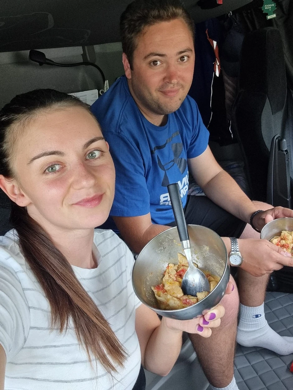 Tamara i suprug kuvaju hranu i u kamionskoj kabini