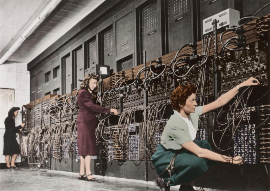 Technicy łączą przewody amerykańskiego komputera ENIAC