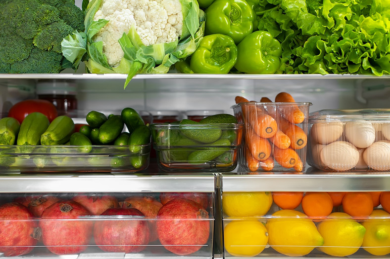 Warto zwrócić uwagę na to, które warzywa i owoce umieszczamy w lodówce
