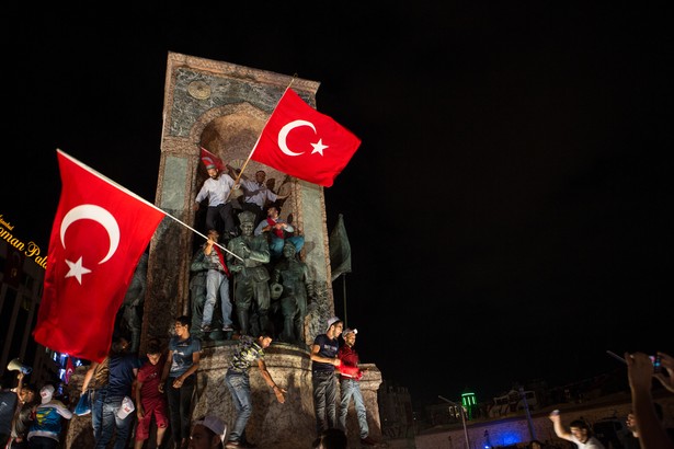 Sąd w Erzurum, na północnym wschodzie kraju, uznał wojskowych za winnych "złamania konstytucji" w związku z ich rolą w próbie puczu.