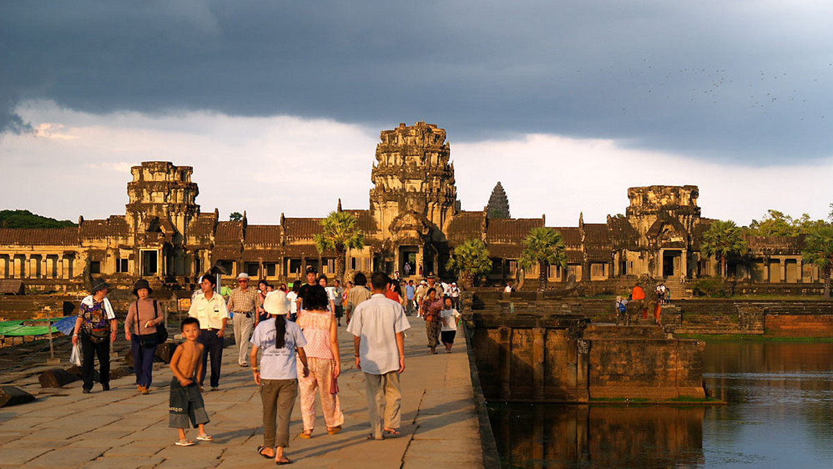 Przyjechał do Angkor Wat w Kambodży w poszukiwaniu olśnienia. Modlił się do duchów khmerskich władców, aby podzieliły się z nim swą mądrością i podpowiedziały, jak ma wyrwać się z monotonii swojego życia. Wierzył, że tańczące boginki apsary, przedstawiane na naściennych płaskorzeźbach, wypełnią jego serce nadzieją.