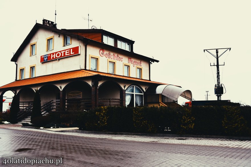 Hotel, restauracja i stacja benzynowa przy drodze nr 91