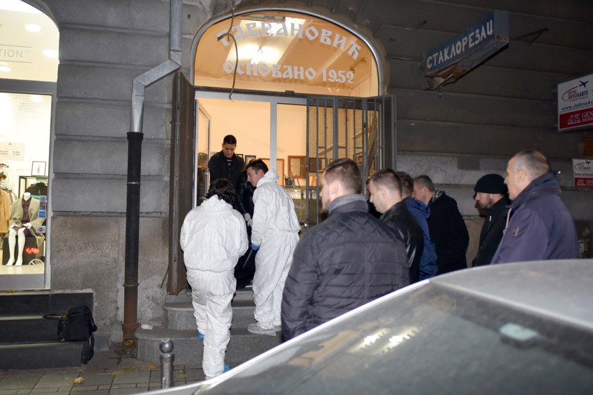 Porodica je gledala iznošenje Ostojićevog tela iz lokala svog prijatelja