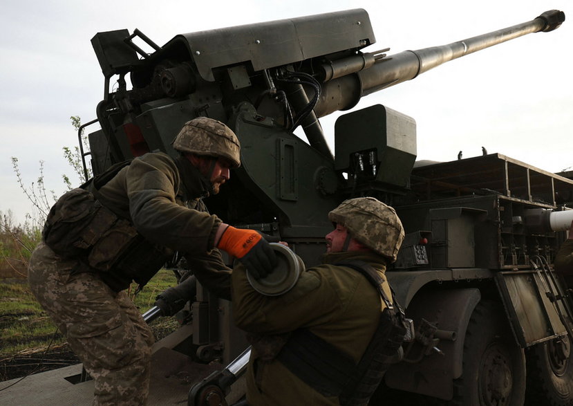 Ukraińscy żołnierze ostrzeliwują rosyjskie pozycje w obwodzie charkowskim, 21 kwietnia 2024 r.