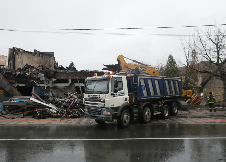 U jednom trenutku policija je zatvorila ulicu kako bi mašine mogle da rade