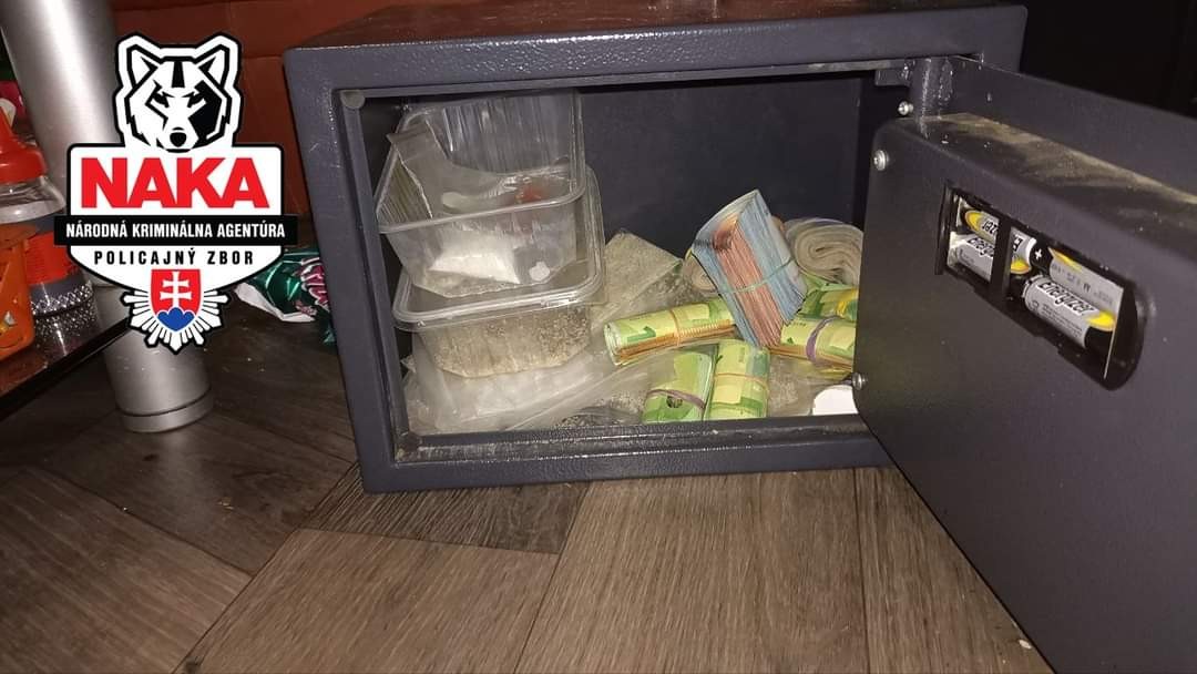Polícia pri zásahu zaistila drogy a hotovosť.