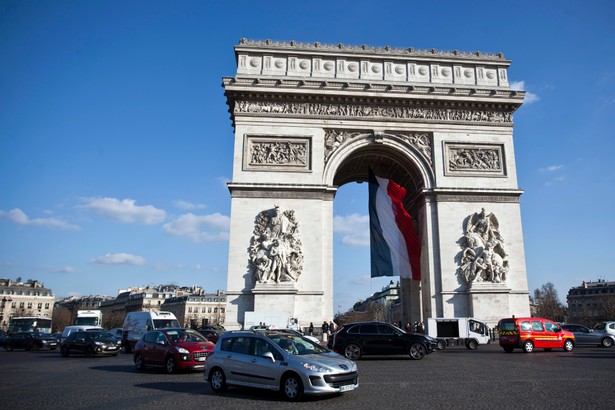Łuk Triumfalny, Paryż, Francja, fot. Balint Porneczi/Bloomberg