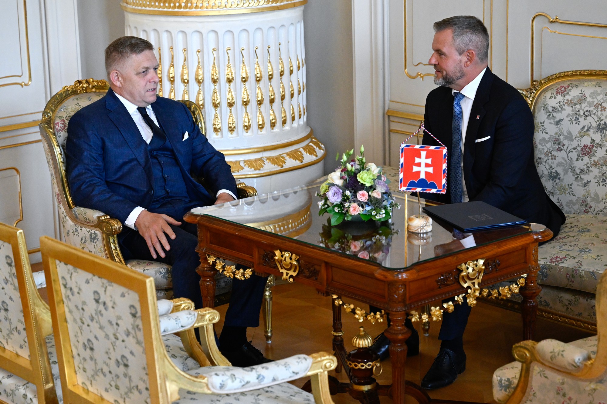 Prezident SR Peter Pellegrini (vpravo) a premiér SR Robert Fico (Smer-SD) diskutujú počas stretnutia v Prezidentskom paláci.