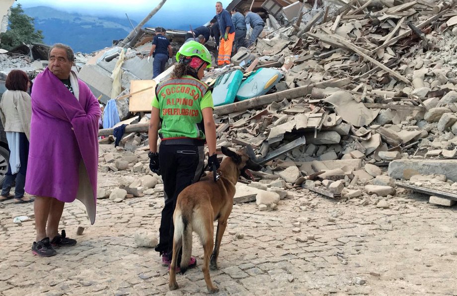 W Amatrice trwa akcja ratunkowa. Wielu mieszkańców może być uwięzionych pod gruzami domów