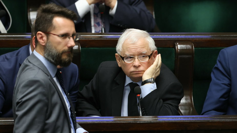 Jarosław Kaczyński i Radosław Fogiel podczas posiedzenie Sejmu 12 maja 2022 r.