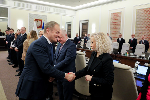Premier Donald Tusk (C-L) oraz minister ds. równości Katarzyna Kotula (C-P) podczas powitania przed rozpoczęciem posiedzenia rządu, 3 bm. w siedzibie Kancelarii Prezesa Rady Ministrów w Warszawie