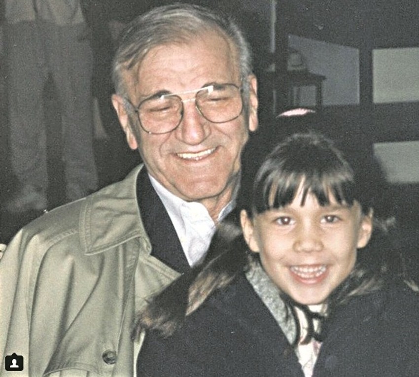 Dina na svoj Instagram profil postavlja fotografije iz detinjstva sa dedom