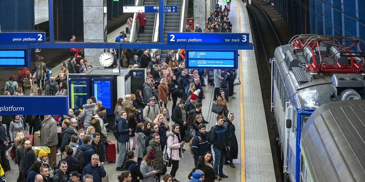 W piątek wieczorem na Dworcu Centralnym w Warszawie zapanował chaos. 