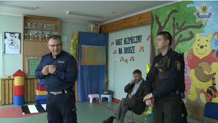 Policjanci uczą dzieci zasad bezpieczeństwa. Spotkali się z maluszkami w przedszkolu Kubuś Puchatek w Słupsku
