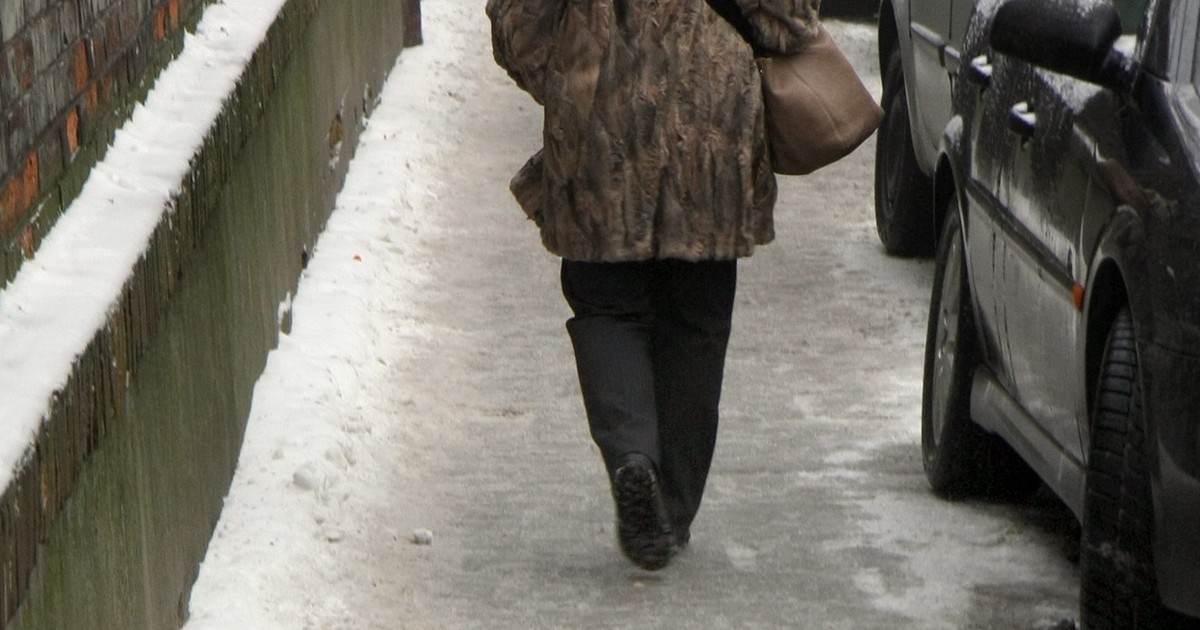 Wciąż jest bardzo ślisko! IMGW ostrzega przed gołoledzią. Uwaga na marznące opady i oblodzenie dróg