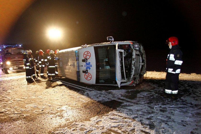 Karetka przewróciła się nad A4