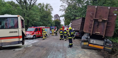 Groźny wypadek w Łódzkiem. Autobus szkolny zderzył się z ciężarówką. Są ranni [ZDJĘCIA]
