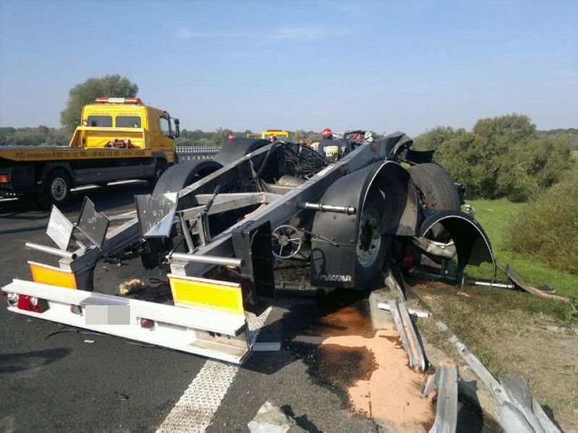 Wypadek. Ciężarówa bez kół