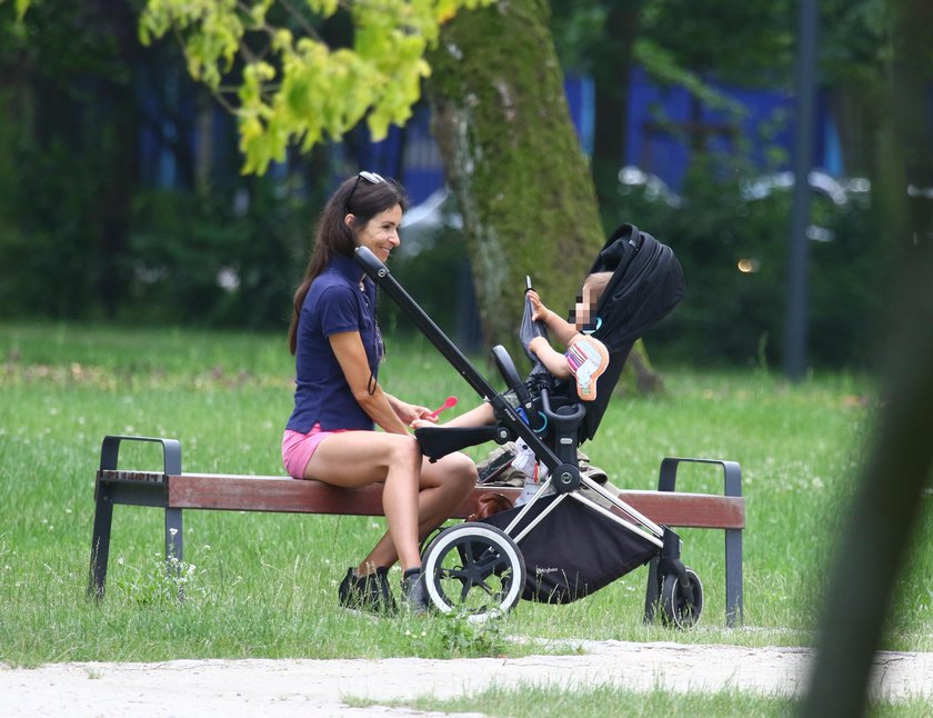 Marta Kaczyńska na spacerze z synkiem