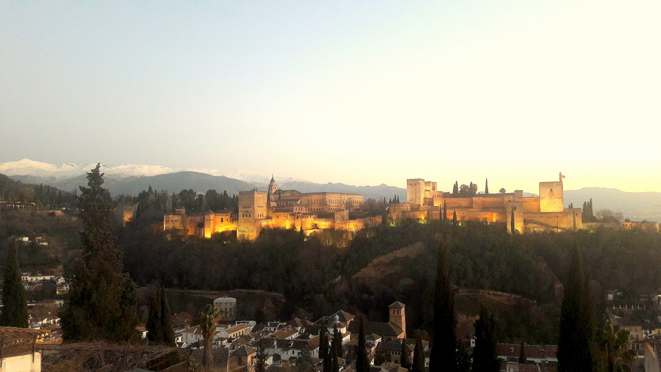 Alhambra z Mirador San Nicolas, w tle Sierra Nevada