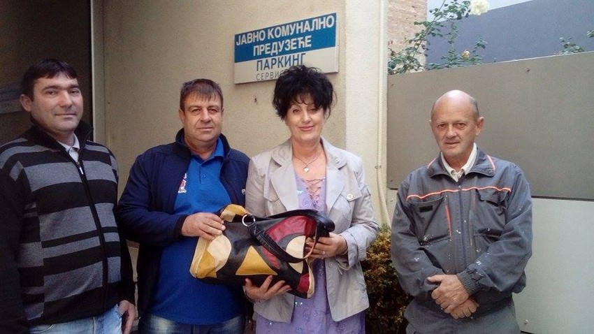 Zorica Ilić sa tašnom i nalazačima iz Parking servisa