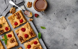 biale-brownie-z-owocami-sezonowymi-przepis-na-bardzo-szybkie-ciasto