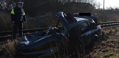 Audi wjechało pod szynobus. Nie żyje kierowca!