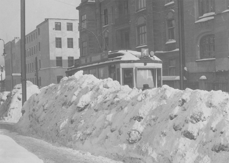 Zima 1935 roku we Lwowie. Widoczny tramwaj linii numer 4 za hałdą śniegu.