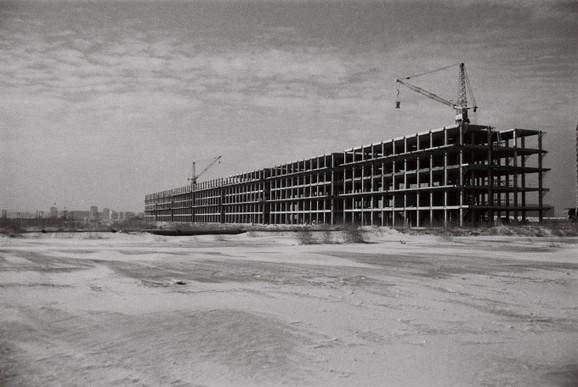 Mihajlo Čanak, Leonid Lenarčić, Milosav Mitić i Ivan Petrović. Zgrada B9, Blok 21, 1959-65. Novi Beograd, Srbija. Pogled na gradilište. 