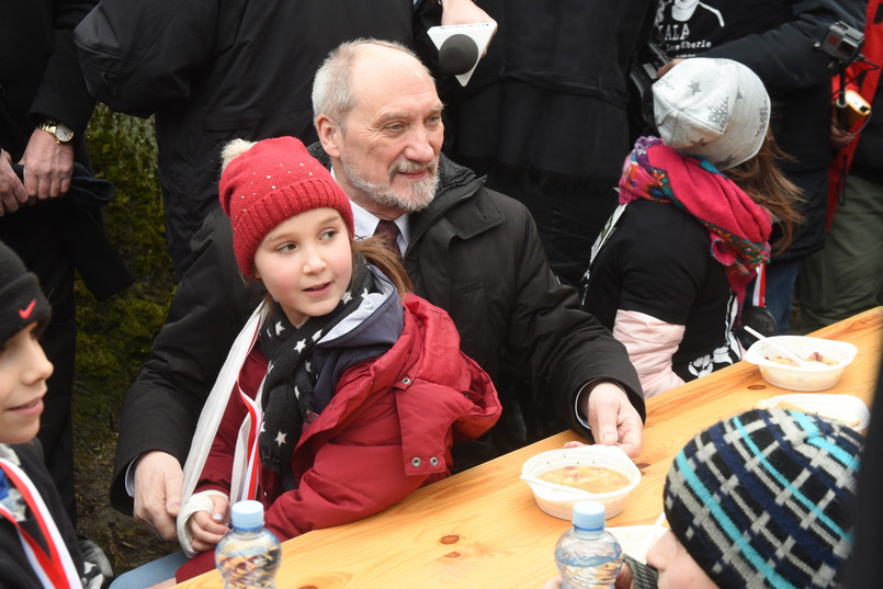 W całym kraju i poza granicami miał miejsce Bieg Pamięci Żołnierzy Wyklętych "Tropem Wilczym" w tym roku upamiętniający żołnierzy powojennego podziemia niepodległościowego m.in. Józefa Bandzo "Jastrzębia" i jego dowódcę Zygmunta Szendzielarza "Łupaszkę". Do biegaczy zgromadzonych w warszawskim Parku Skaryszewskim, przemawiał szef MON Antoni Macierewicz. - Dzięki takim inicjatywom jak wasza, dzięki takiej determinacji, jaką wy wykazujecie, pamięć o Żołnierzach Niezłomnych powróciła do polskich rodzin - powiedział Macierewicz. - Wszędzie, w każdej gminie, w każdej miejscowości są ludzie, którzy pamiętają o swoich bliskich, którzy polegli walcząc o niepodległość - podkreślił Macierewicz. - To znakomity bieg, bo pokazuje zaangażowanie całej rodziny. Kształtuje także tężyznę fizyczną młodego pokolenia - zaznaczył minister obrony narodowej. - Jest też działaniem społecznikowskim, radosnym, które wpisuje się w normalne życie rodziny - dodał.