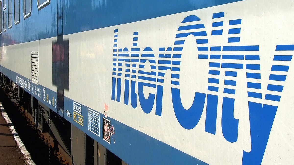 Terror a vonaton: őrjöngő férfi verte szét a ma reggeli Savaria InterCity egyik WC-ajtaját – fotó, videó